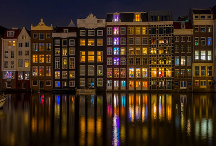 街道水历史荷兰在阿姆斯特丹的荷兰官方运河夜间舞屋晚上阿姆斯特丹运河上的夜舞屋图片