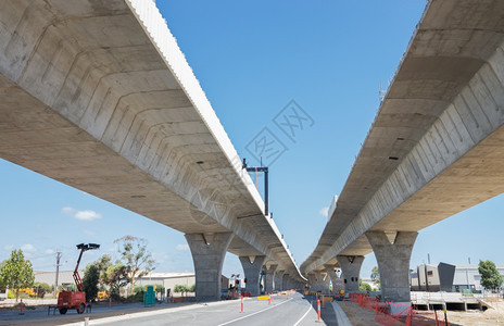 具体的支柱铁重建中道路的支离破碎通道图片