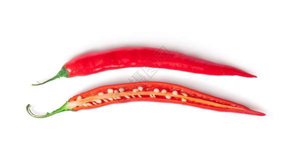 红色的绿调味品两半红辣椒白背景的红辣椒被隔绝图片