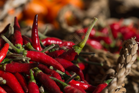销售墨西哥人蔬菜农贸市场上的一束彩色辣椒农贸市场上的辣椒图片