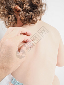 治疗儿科医生对无法辨认的儿童进行健康检查后背按摩挤压医院面目全非图片