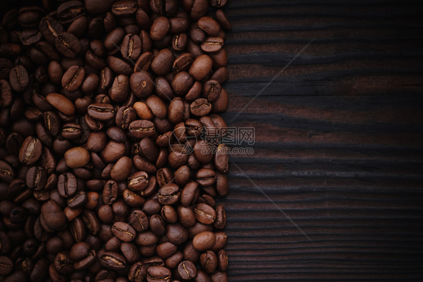 桌上的咖啡豆图片