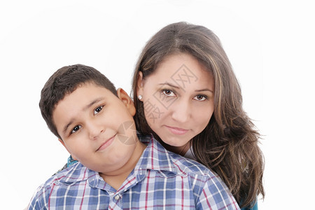 西班牙裔母亲和儿子孤立于白色背景微笑单身的图片