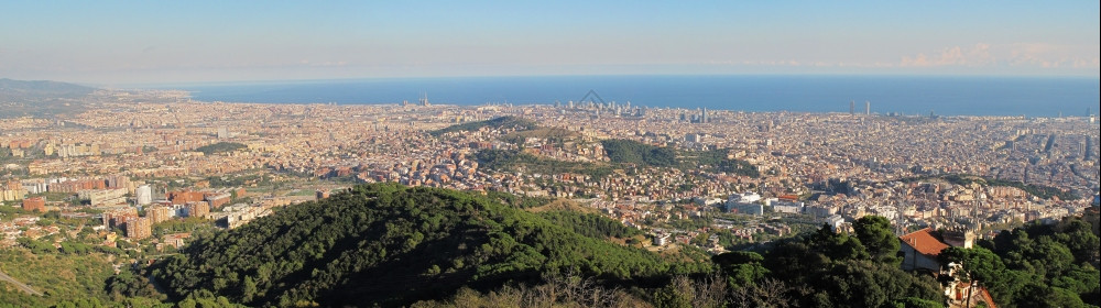 市中心见过加泰罗尼亚巴塞那全景至北面全景以海和该市北部为望向的巴塞罗那全景图片