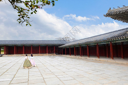 女孩们旅游步行身着传统服装的朝鲜女孩在韩国首尔长庆京宫散步南韩首尔图片