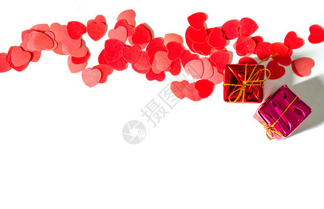 横幅卡片在白色背景的红心情人节花瓣图片