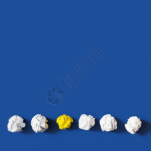 业务蓝色背景白球中的黄色皱纸高分辨率照片蓝色背景白球中的黄色皱纸高质量照片墙纸蔬菜图片