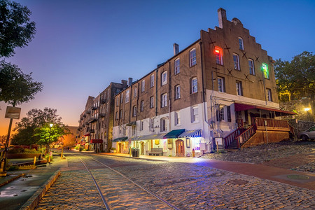 风景优美国佐治亚萨凡纳市中心的里弗街商店和餐馆城市景观县图片