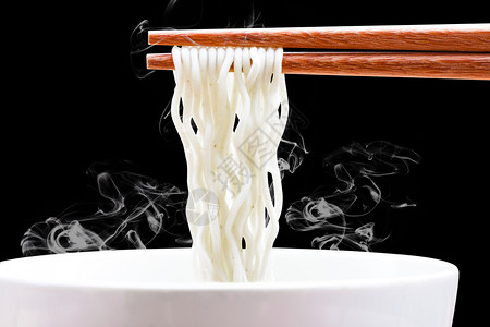 东方的堵塞白碗上加烟的筷子中即时面条立图片