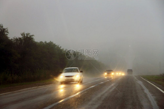 薄雾户外公路风景白天通过迷雾路行驶汽车旅图片