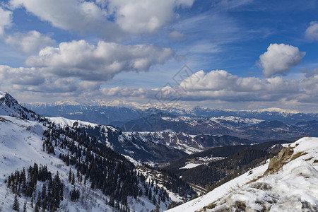 冬季的雪山图片