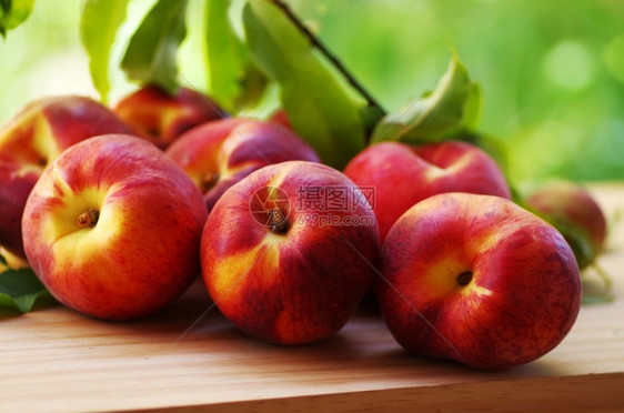 美味的木制桌上成熟桃子一顿饭图片