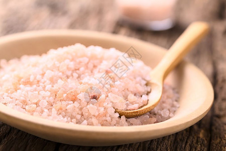 营养不纯的木勺板上可腐粉红色喜马拉雅盐选取焦点将三分之一的焦点放入盐中味道图片