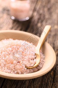 粉色的不纯添加剂木勺板上的可腐粉红色喜马拉雅盐选取焦点将三分之一的焦点放入盐中图片