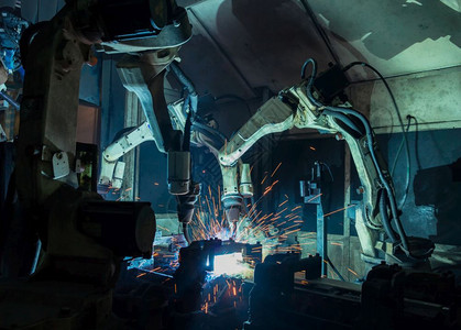 焊机团队工业器人在厂焊接了制造业手臂图片