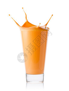 在玻璃上喷落的胡萝卜或柑橘滑润酸奶在白色背景上孤立的胡萝卜或柠檬冰雪酸奶在玻璃上喷洒新鲜的健康图片