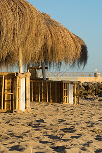 九月温暖的9在西班牙马洛卡一个美丽的下午日落时黄昏以金光色绿皮伞美景时以金色灯光火辣椒海洋图片