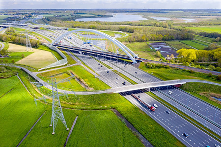 短跑运动员场地水来自荷兰穆德堡交叉口的空中飞机图片