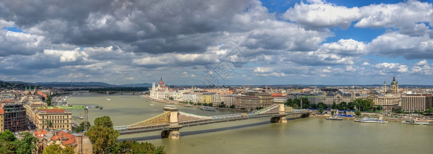 害虫屋匈牙利布达佩斯1802在阳光明媚的夏日早晨多瑙河和匈牙利布达佩斯堤岸的全景匈牙利布达佩斯多瑙河的全景旅行图片