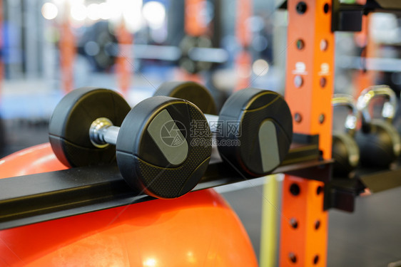 两种黑色哑铃的健身设备在两只黑色哑铃的健身设备里装上合适的设备强肌肉发达球图片