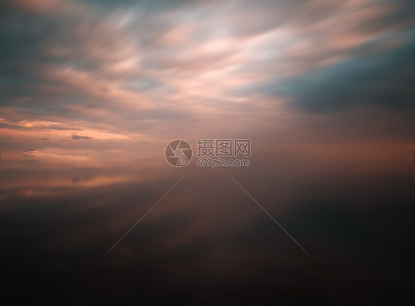 空白间varitone生动cloudscape反射背景慢快门反射背景空的云红色图片