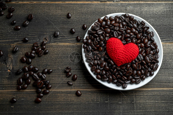 盘子里咖啡豆上的爱心图片