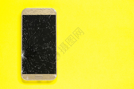 手机玻璃黄色背景上的断裂缝合移动电话概念复制空间之顶视图黄色背景上的断裂孔径移动电话概念复制空间之顶视新的图片