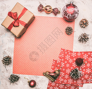 喜庆的松树圣诞节和新年概念圣诞装饰礼品和锥体围绕红色包装纸放成文字的地方手工制作的图片