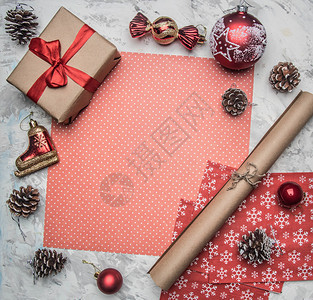 白色的圣诞节和新年概念圣诞装饰礼品和锥体围绕红色包装纸放成文字的地方新礼物图片