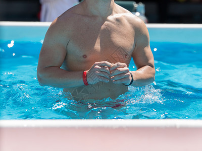 训练一个人在游泳池内户外做水有氧运动一个人在游泳池内做水有氧活动身体乐趣图片