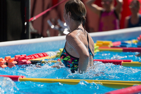 水池女人在游泳户外做水中有氧运动女人在游泳池户外做水中有氧运动竞技乐趣图片