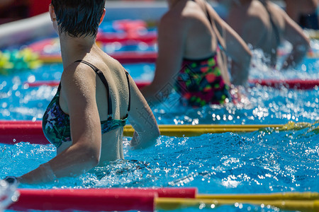 妇女在游泳池户外进行水中有氧运动妇女在游泳池户外进行水中有氧运动合身健康闲暇图片