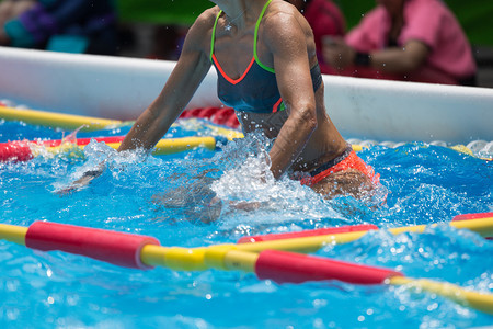 妇女在游泳池户外进行水中有氧运动妇女在游泳池户外进行水中有氧运动身体的锻炼一种图片