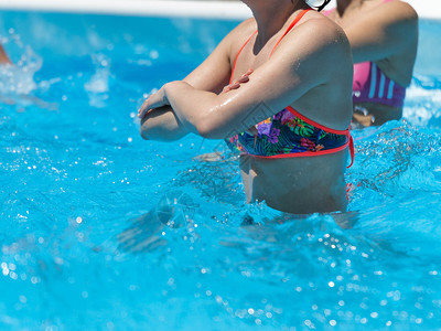 乐趣妇女在游泳池户外进行水中有氧运动妇女在游泳池户外进行水中有氧运动人们肌肉图片