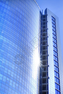 正方形公司的窗户现代摩天大楼以蓝色封装图片