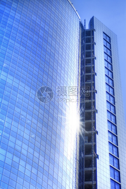 正方形公司的窗户现代摩天大楼以蓝色封装图片