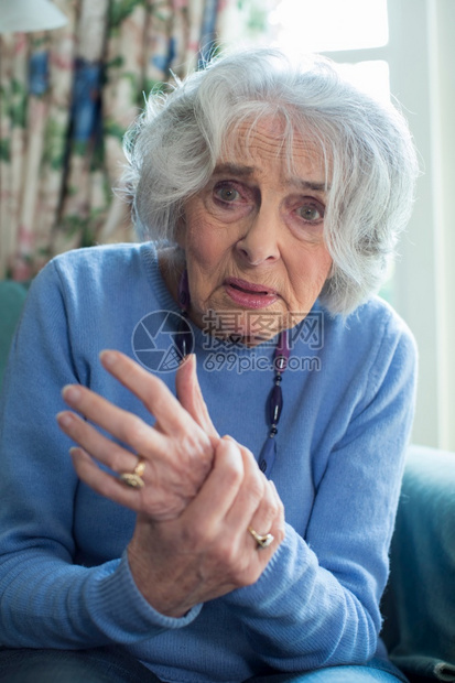 患有关节炎的老年妇女图片