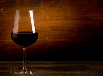 照片木制桌上深红葡萄酒杯照亮点的鲜美相片鸡尾酒黑暗的图片