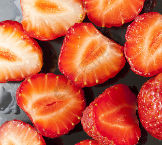 健康在木制切割板上做饭时除草莓开束新鲜的图片