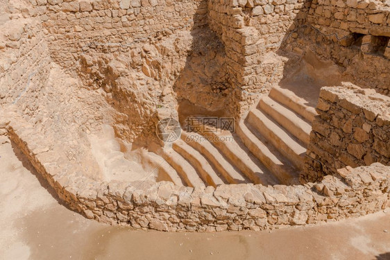 希律悬崖在以色列古老的马萨达堡垒里由希罗德建造古老马萨达的伟大鲁伊斯教犹太人图片