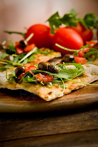 蔬菜照片美味的素食披萨和木制桌上的花生酱叉番茄图片