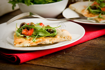 番茄照片美味的素食披萨和木制桌上的花生酱油子图片