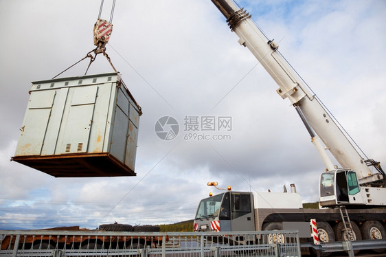 建成机动起重在高速公路上紧急操作移动集装箱货物的移动式起重机的集合图片