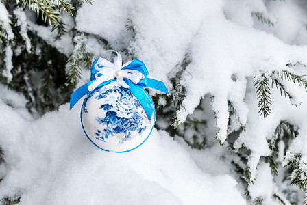 喜庆的新年背景冬季森林圣诞树枝上球在冬林的树枝上降雪复制图片