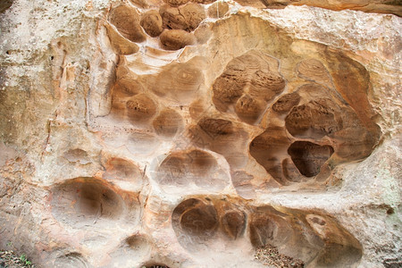 沉积裂缝被侵蚀了有很多不同的影响对洞大小有不同影响岩石朱红图片