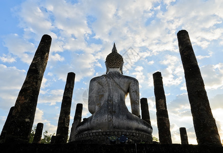 支柱废墟泰国Sukhothai历史公园的石布达之背影联合国教科文组织图片