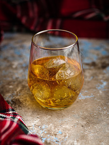 喝杯波旁威士忌一杯冰水秋天脾脏的概念强爱尔兰醉图片