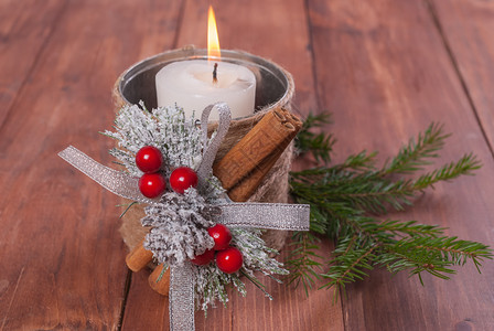 一种温暖的新年配着燃烧的蜡烛和折木枝分支图片