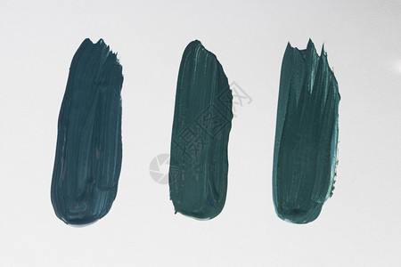 花朵种子身体高分辨率摄影平板制作了三个创造蓝油漆画笔纸表面质量高的照片在水面上印刷了3个有创意的蓝色画笔图片
