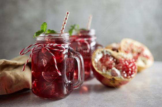 玻璃健康水果在罐子里加有手柄的石榴果汁图片